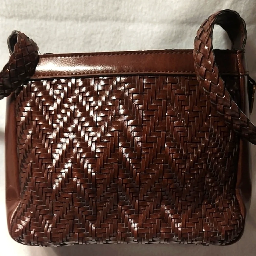 Elegant Brown Woven Crossbody Bag - Picture 2 of 8